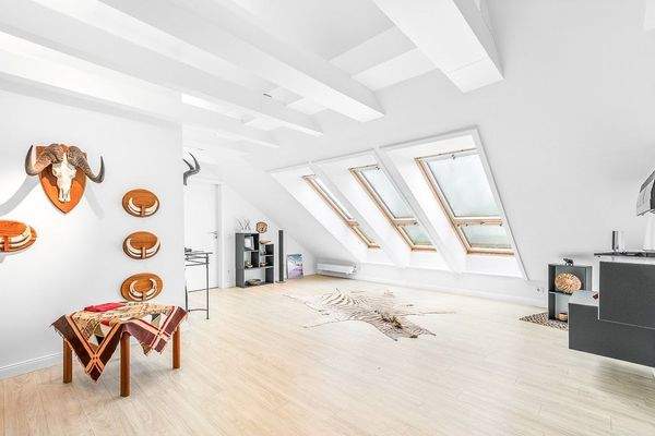 lichtdurchfluteter Wohnbereich im Dachgeschoss