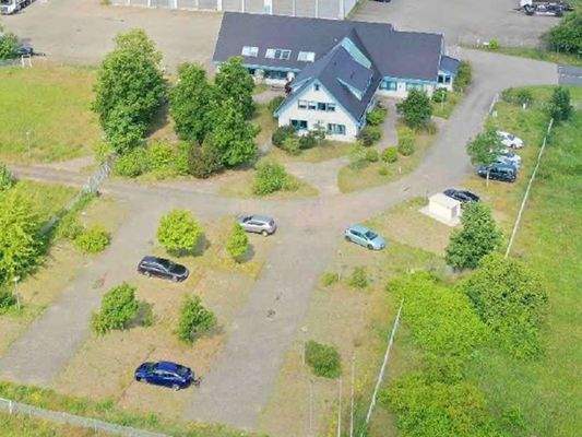 Pkw-Parkplätze für Angestellte und Gäste neben dem Bürohaus