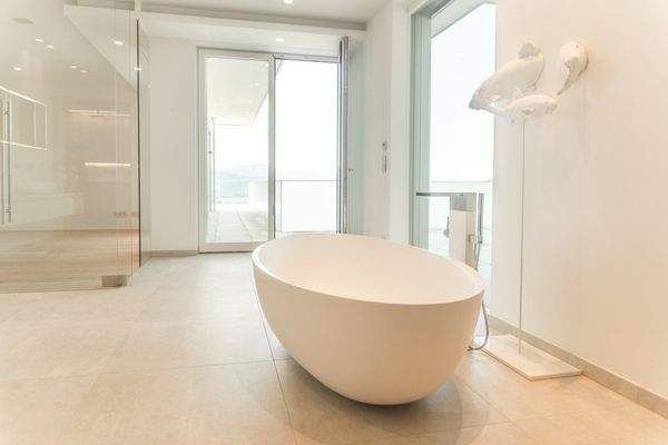 freistehende Badewanne mit Ausblick