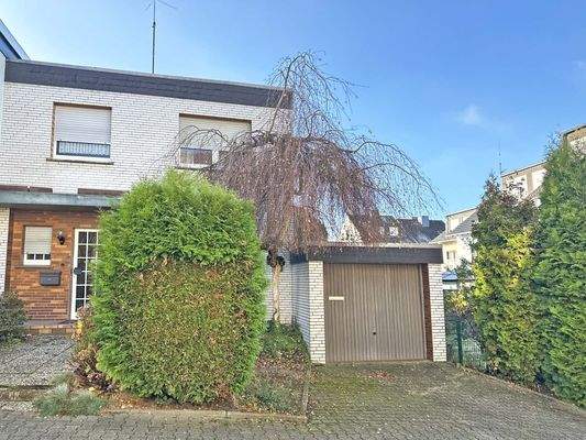 Vorderansicht und Garage direkt am Haus