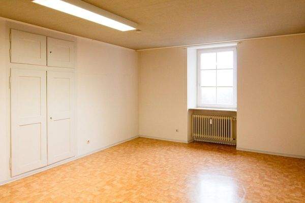 Zimmer mit Wandschrank