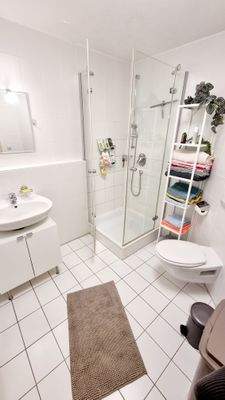 Bad mit Dusche und WC