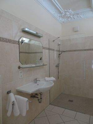 Hotel-Doppelzimmer-Bad