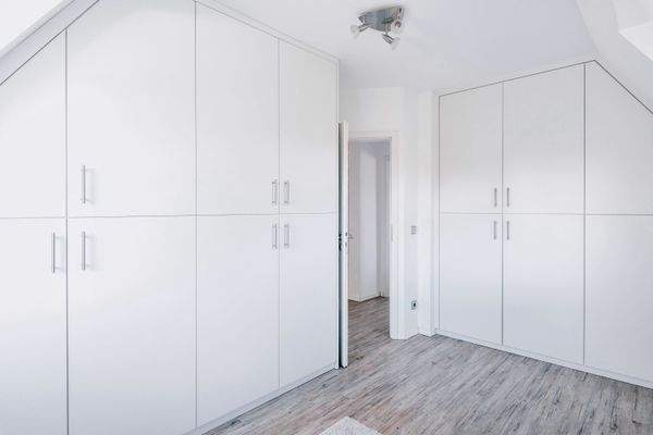 praktische Einbauschränke im möglichen Ankleidezimmer