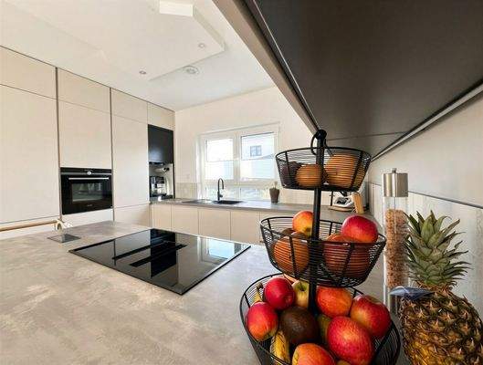 Neue, hochwertige Einbauküche inklusive!