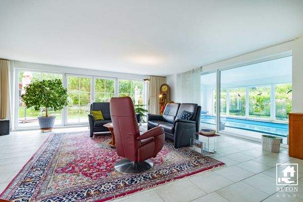 Großer Wohnbereich m. Blick auf Pool