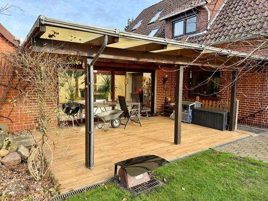 überdachte Terrasse Hauptwohnung EG 