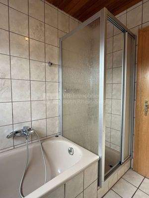 Bad mit Dusche und Wanne