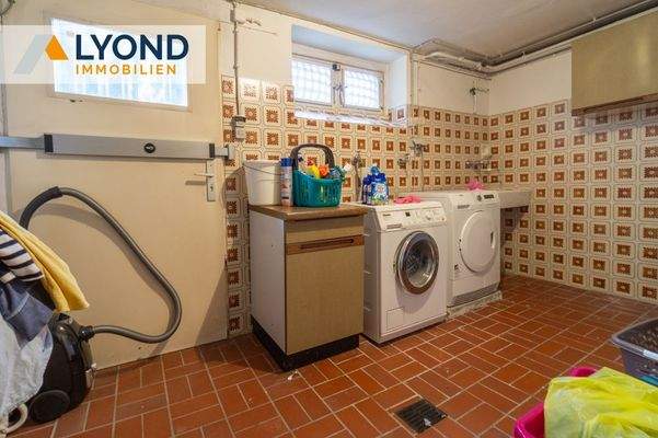 Waschraum mit Zugang zum Garten