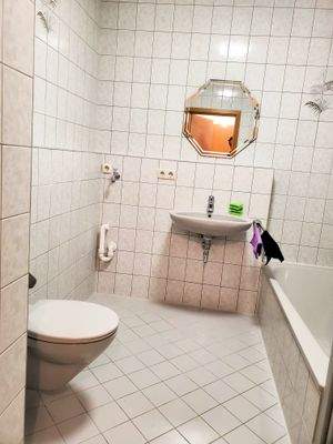 Bad mit Wanne/Dusche/WC 