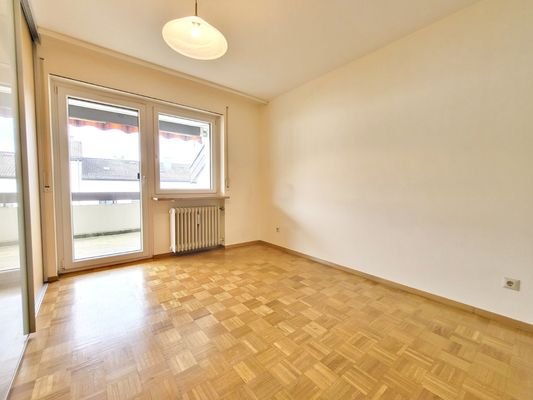 Schlafzimmer mit Zugang zum Balkon