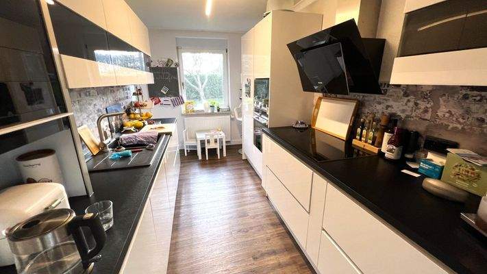 Küche mit Einbauküche