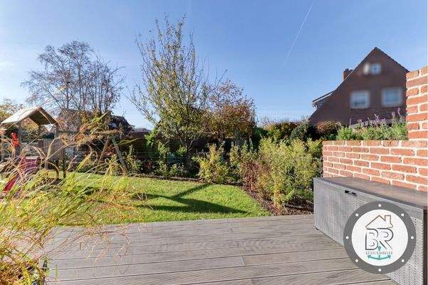 Terrasse mit Blick in den Garten – maritimes Wohlfühlambiente