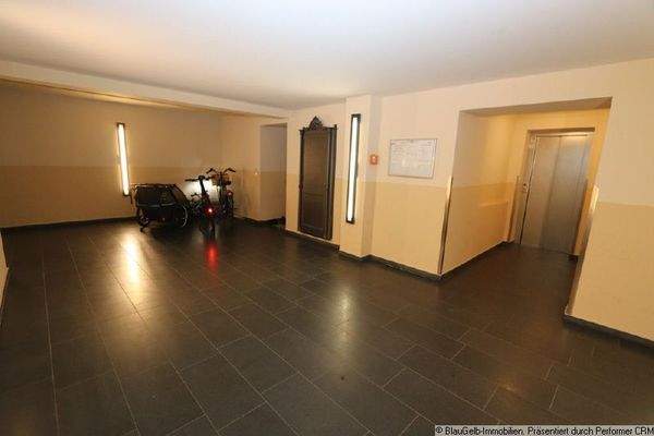 Eingangsbereich Treppenhaus mit Blick zum Fahrstuh