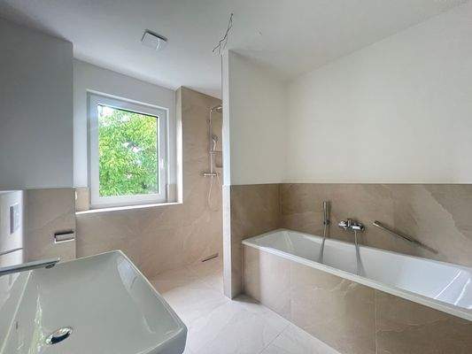 Tageslicht-Bad mit Dusche und Wanne