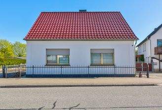 Straßenansicht des Einfamilienhauses