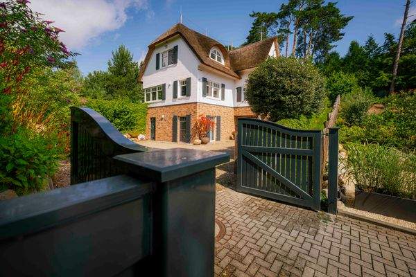 Auffahrt mit einem elektrischen Tor