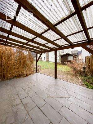 Überdachte Terrasse mit Gartenzugang