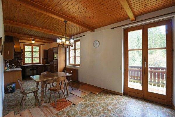 Küche mit Balkonausgang