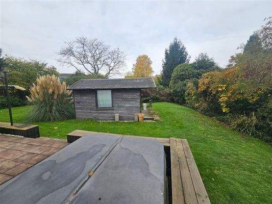 Garten inkl. Jacuzzi 