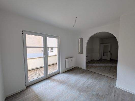 Wohnküche mit Balkonzugang