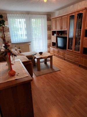 Wohnzimmer mit Zugang zum Balkon