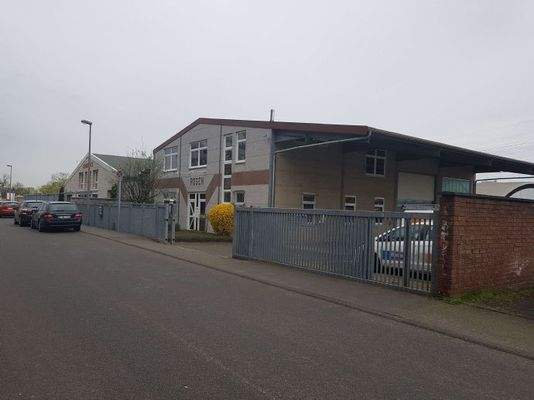 Firmen links neben Parkplatz