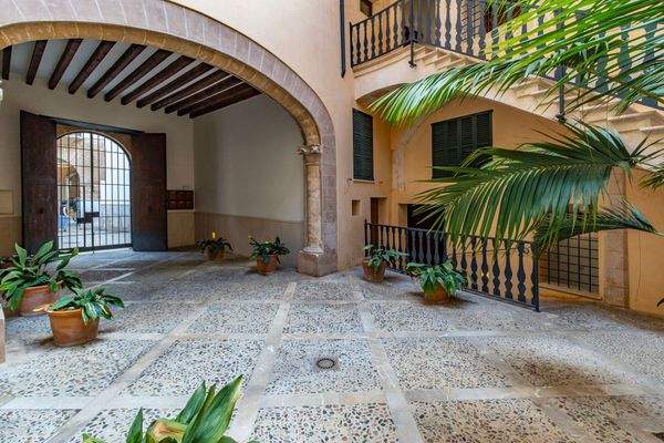 Exklusive Altstadtwohnung in einem historischen Palast