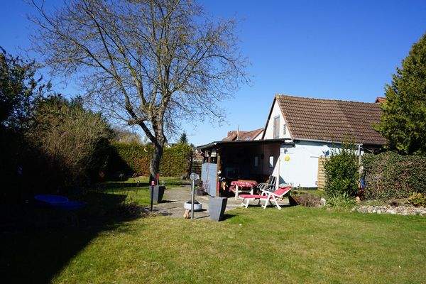 Gartengrundstück mit Nebengebäuden 