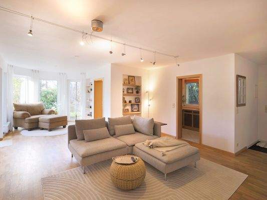 Geräumiger Wohnbereich mit viel Licht und Raum zur Gestaltung der Einliegerwohnung