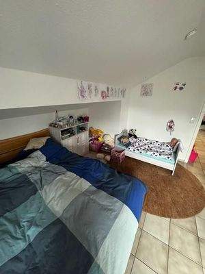 20 Schlafzimmer mit Kinderbett
