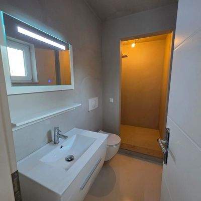 Dusche und W C im Erdgeschoss