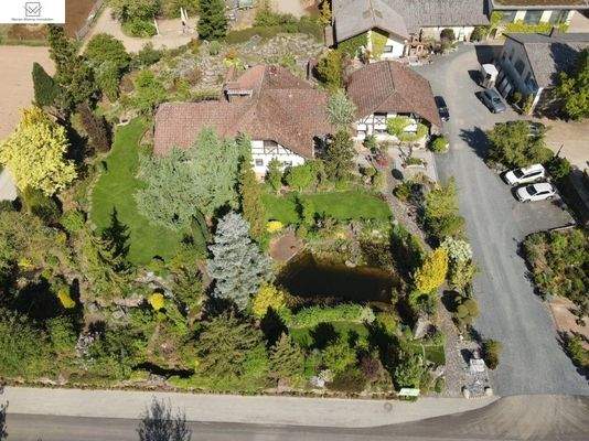 Wohnhaus mit  Quelle und Teich