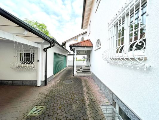 Außenansicht - Zugang Carport u. Garage.jpg