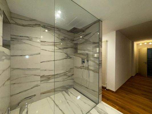 en suite shower area