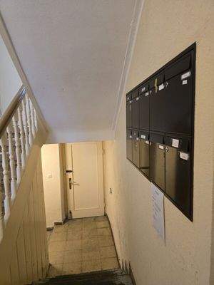 Briefkastenanlage und Zugang zum Innenhof