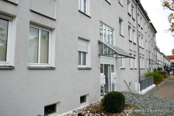 überdachter Hauseingang und gepflegte Außenanlagen