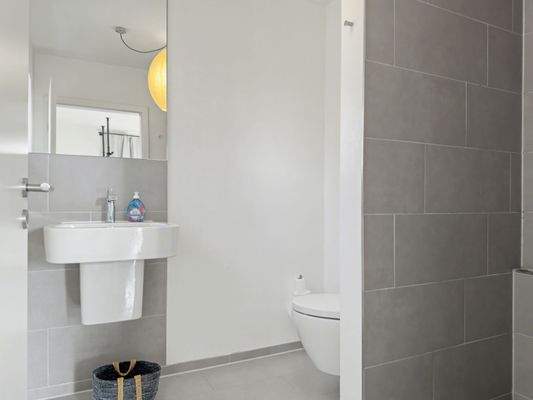 Badezimmer mit Dusche im Obergeschoss Einheit B