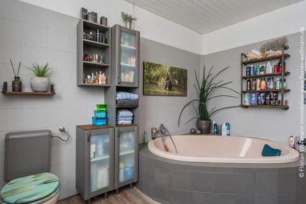 Bad mit Wanne 11,32 m² 