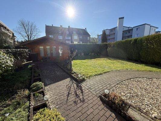 Garten mit Gartenhaus