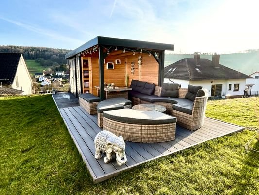 Gartenhütte mit überdachtem Sitzbereich