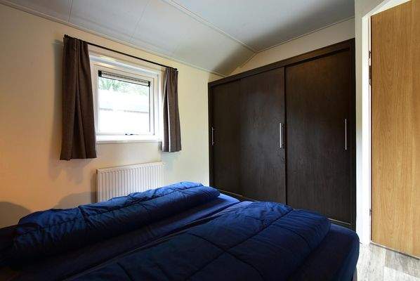 kaufen-chalet-biddinghuizen-schlafzimmer-schrankwand-stauraum-recreatieadviseurs-vakantiehuistekoop-nl.jpg