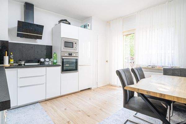 Küche mit Terrassenzugang