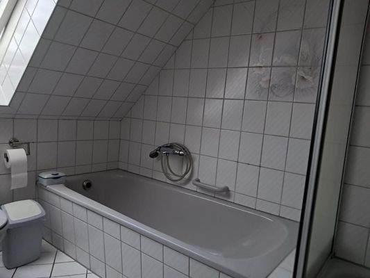 Badewanne und Dusche im Dachgeschoss