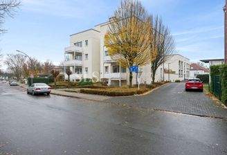 Außenansicht mit Zufahrt zur TG