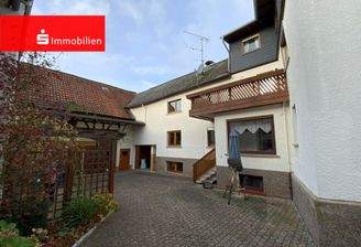 Hofeinfahrt mit Hauptgebäude, Anbau und Scheune