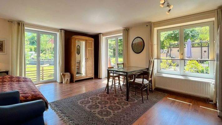 Helles Zimmer mit direktem Zugang zum Vorgarten