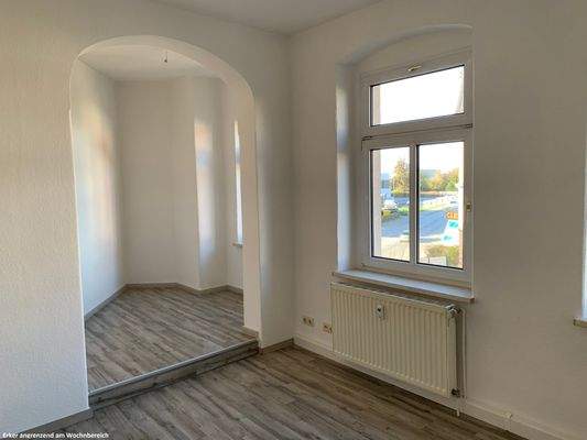 02. Wohnzimmer mit Erker.jpg