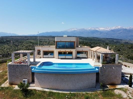 Luxusvilla zum Verkauf in Tsivaras mit Meerblick