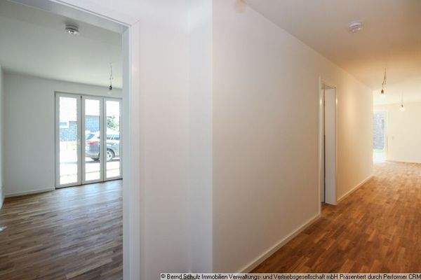 16 Flur mit Bick Richtung Arbeitszimmer und Wohnzimmer